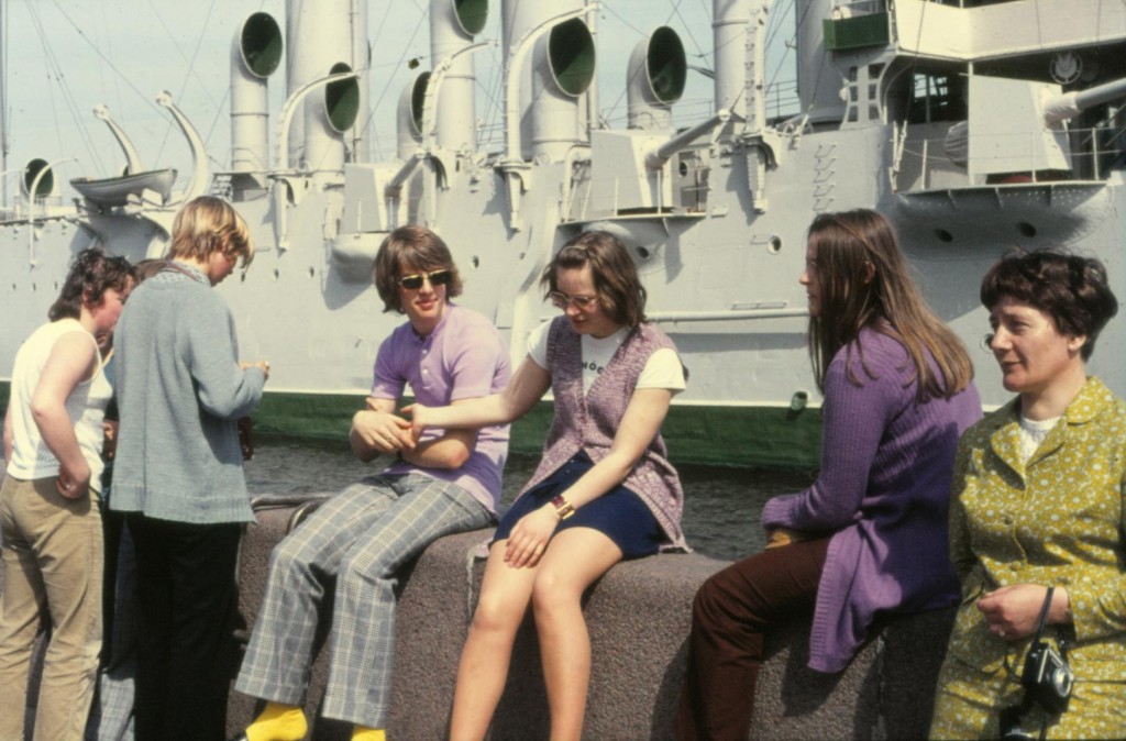 Den årliga skolresan utgjorde en starkt sammansvetsande faktor. Min första resa, i maj 1971, skedde till dåvarande Leningrad. Här en bild framför kryssaren Aurora.