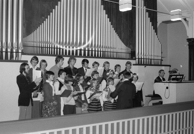Pedagogikkören sjunger vid 50-årsjubileets festgudstjänst i Brändö kyrka 31.10.1976.
