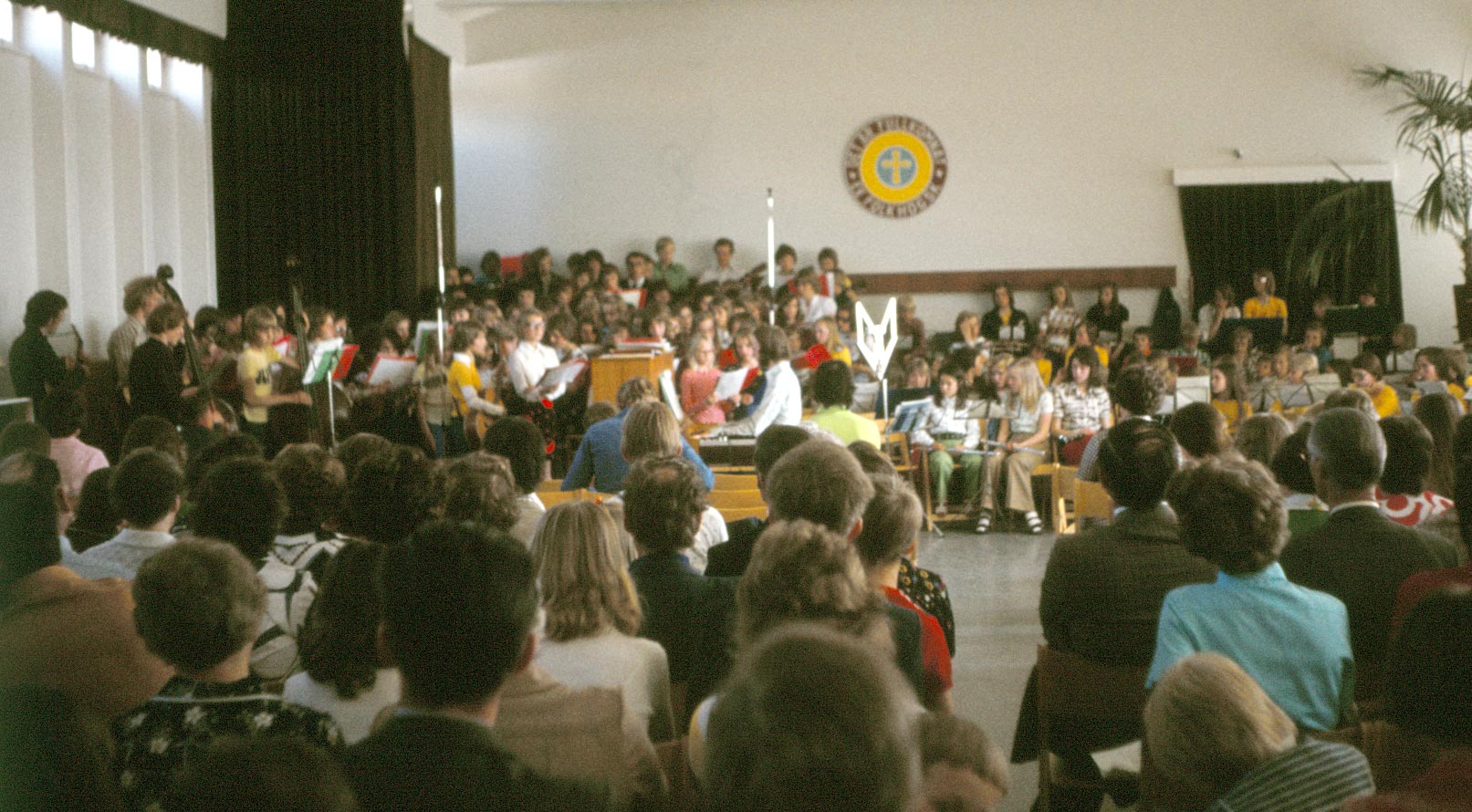 Sommaren 1976 hade sång- och musikkursen 29 deltagare som fyllt 16 år och dessutom 146 yngre deltagare. Den här bilden är från den högtidliga avslutningen då musikanterna spelade och sjöng inför föräldrar och vänner.