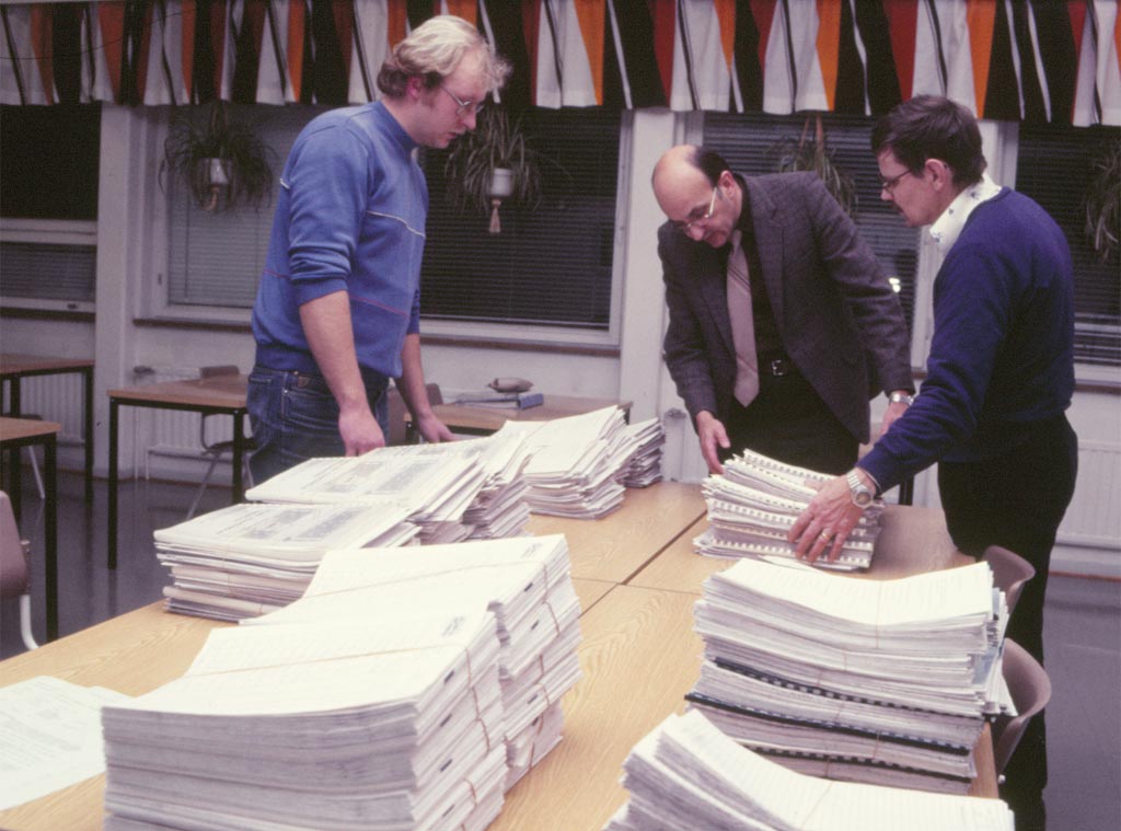 Den 25 november 1986 var entreprenadhandlingarna klara att köras ut till ett tiotal potentiella byggfirmor. Fastighetskommittén sorterar högarna: Lasse Dahlbäck, John Lasén och Börje Ahlsved.