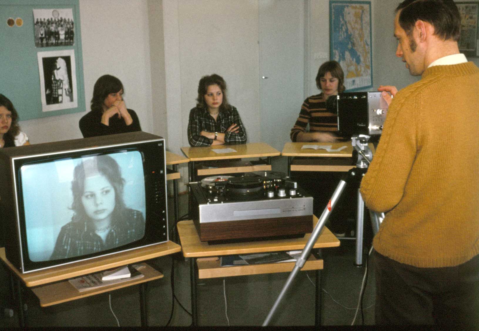 Åke Lillas undervisar en grupp i filmteknik med utrustning som lånats från AV-tjänst. Läsåret är 1973-74.