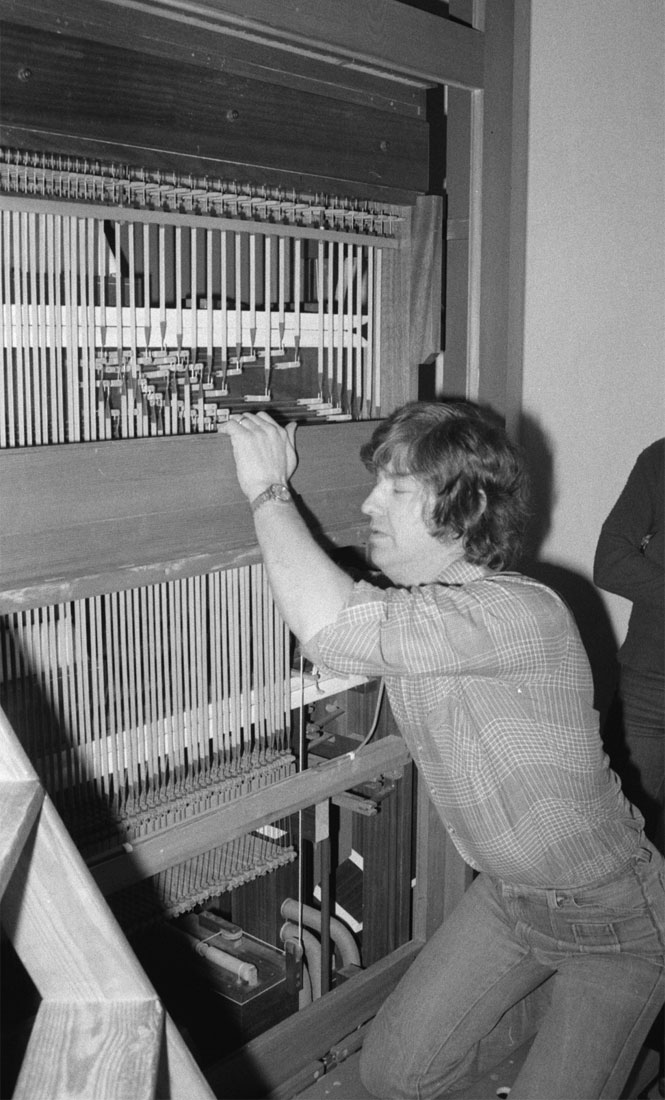 Det blev en spännande tilldragelse när orgeln anlände i början av 1977. Orgelbyggaren Jan-Olof Grönlund från Luleå tillbringade flera veckor med att bygga upp orgeln och intonera stämmorna.