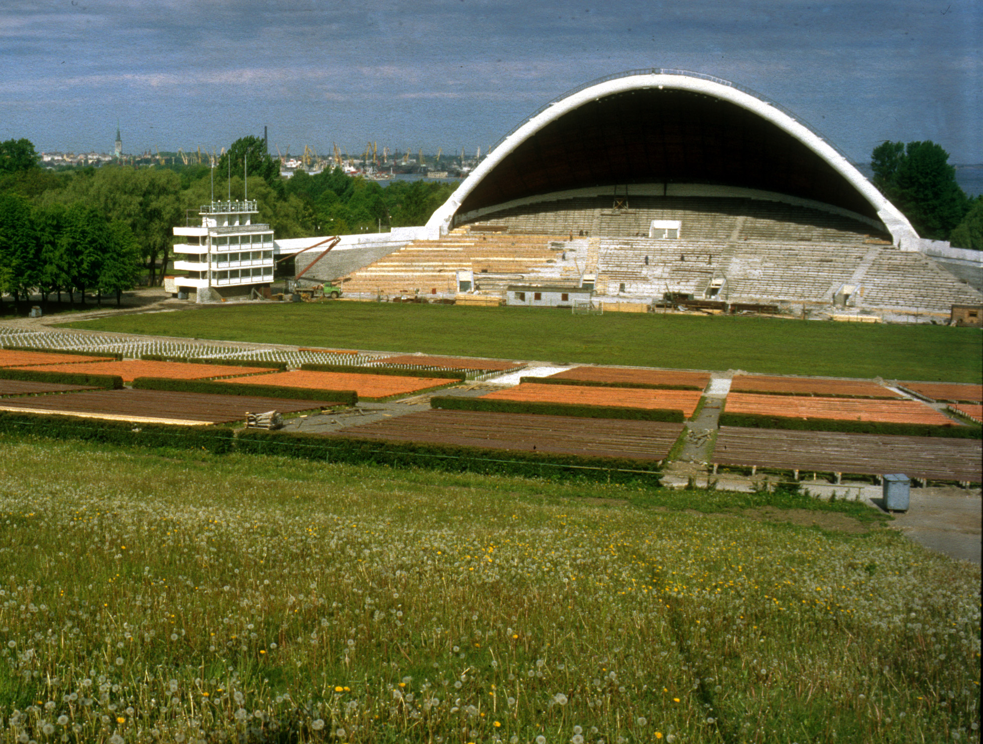 Lauluväljak, sångarfältet med plats för 30.000 sångare på estraden, spelade en avgörande roll för Estlands "sjungande revolution".