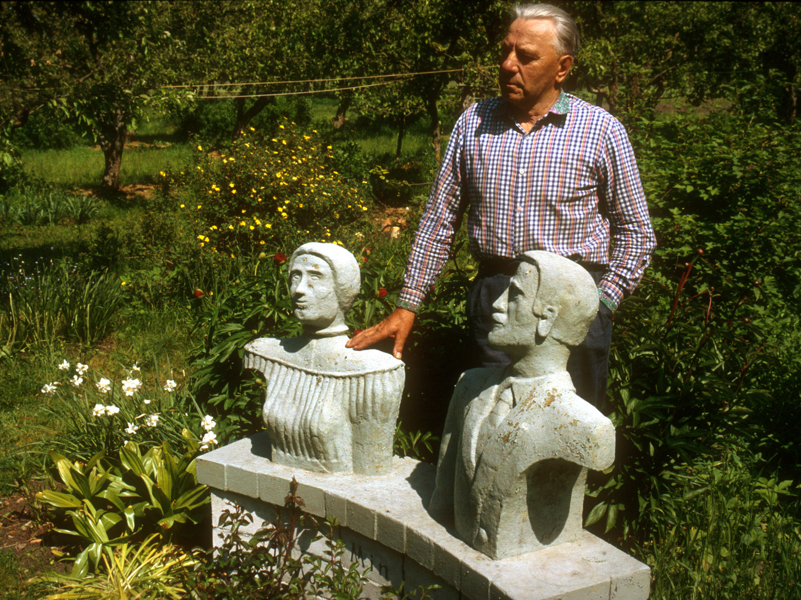 Felix Sedman var en av de få Nuckösvenskar som överlevde i Estland. Han visar här upp sina konstverk, "Far och mor".