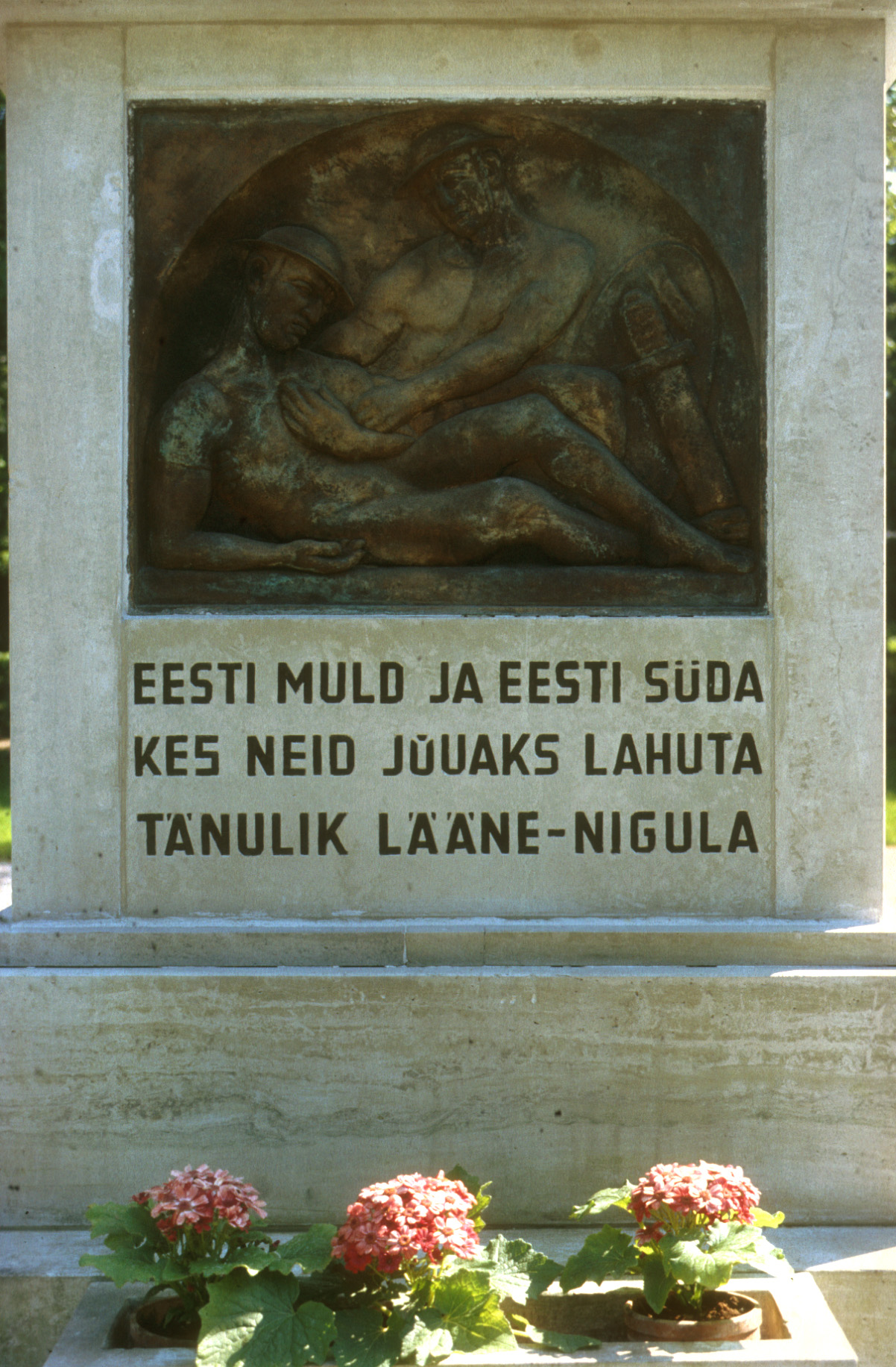 En hyllning till dem som fallit för fosterlandet invid Lääne-Nigula kyrka.