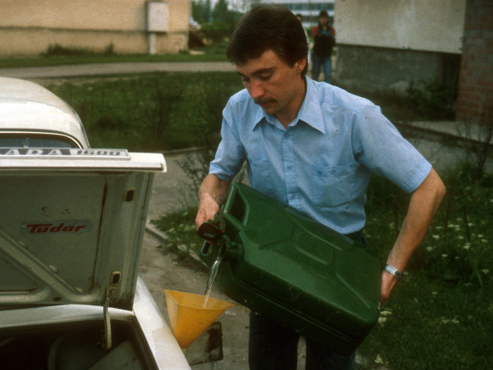 Heikki Mutso har lyckats få köpa en dunk bensin i Viljandi. Lördag kväll 2.6.1990.