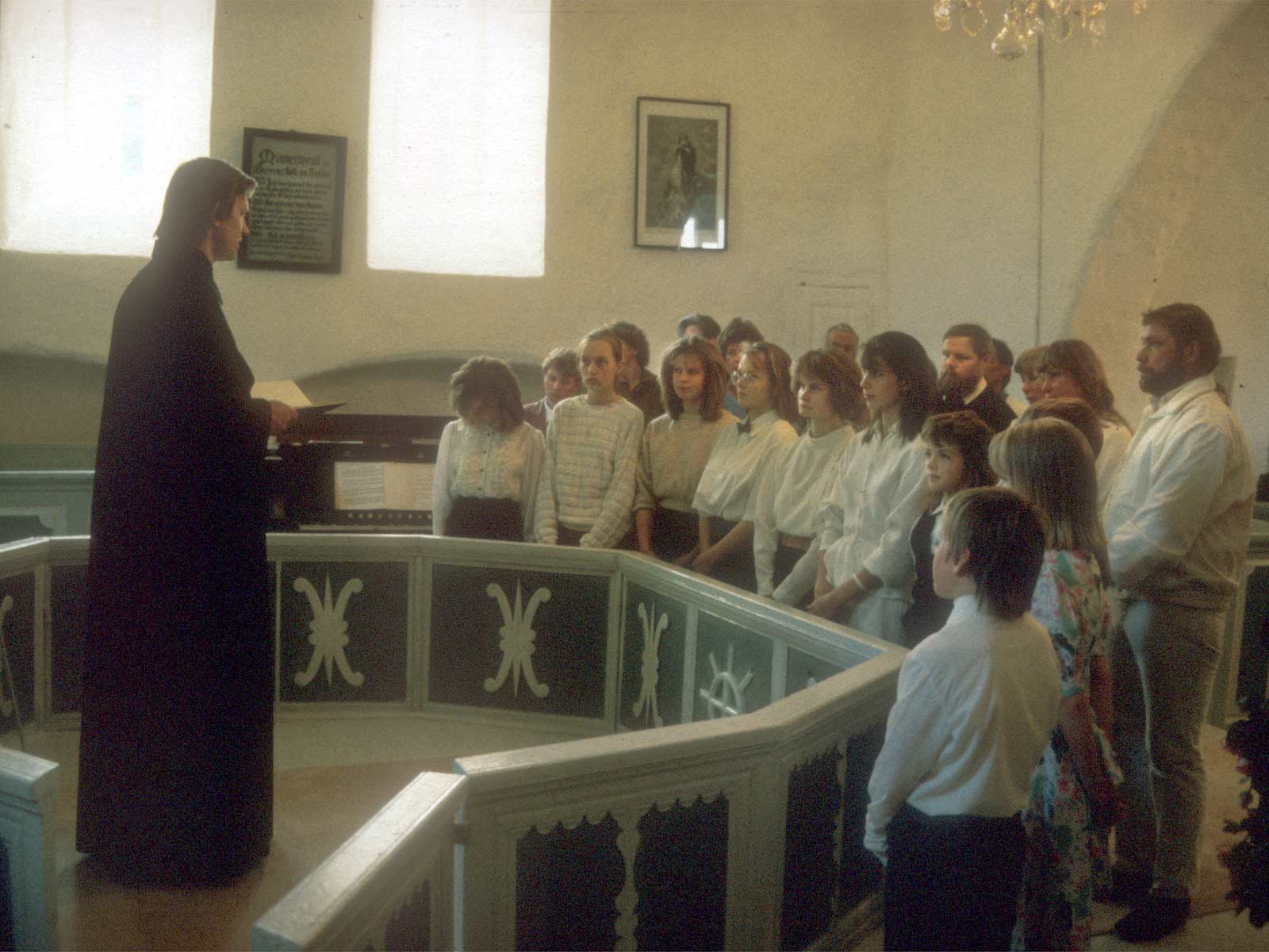 Leevi Reinaru talar till en grupp ungdomar och deras faddrar som blir döpta i Lääne-Nigula kyrka 3.6.1990.
