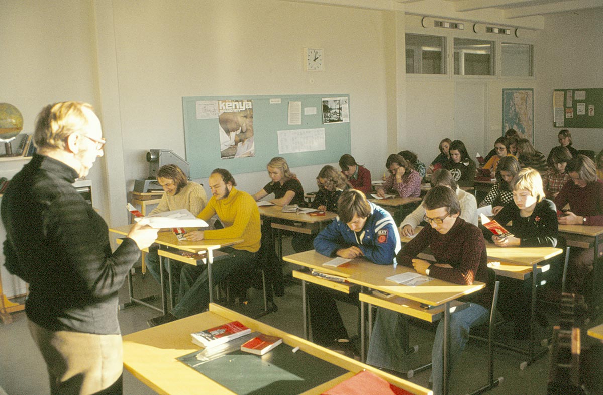 Gustav Norrback håller kristendomsundervisning läsåret 1975-76.