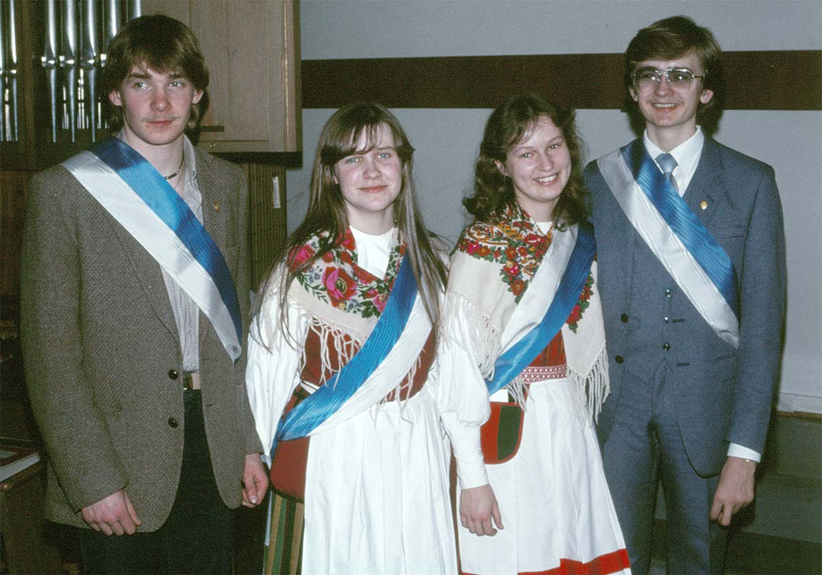 Under de stora festerna fungerade elever som marskalkar. Här festklädda marskalkar från 1981-82 (till höger nuvarande rektor Kristian Sjöbacka).