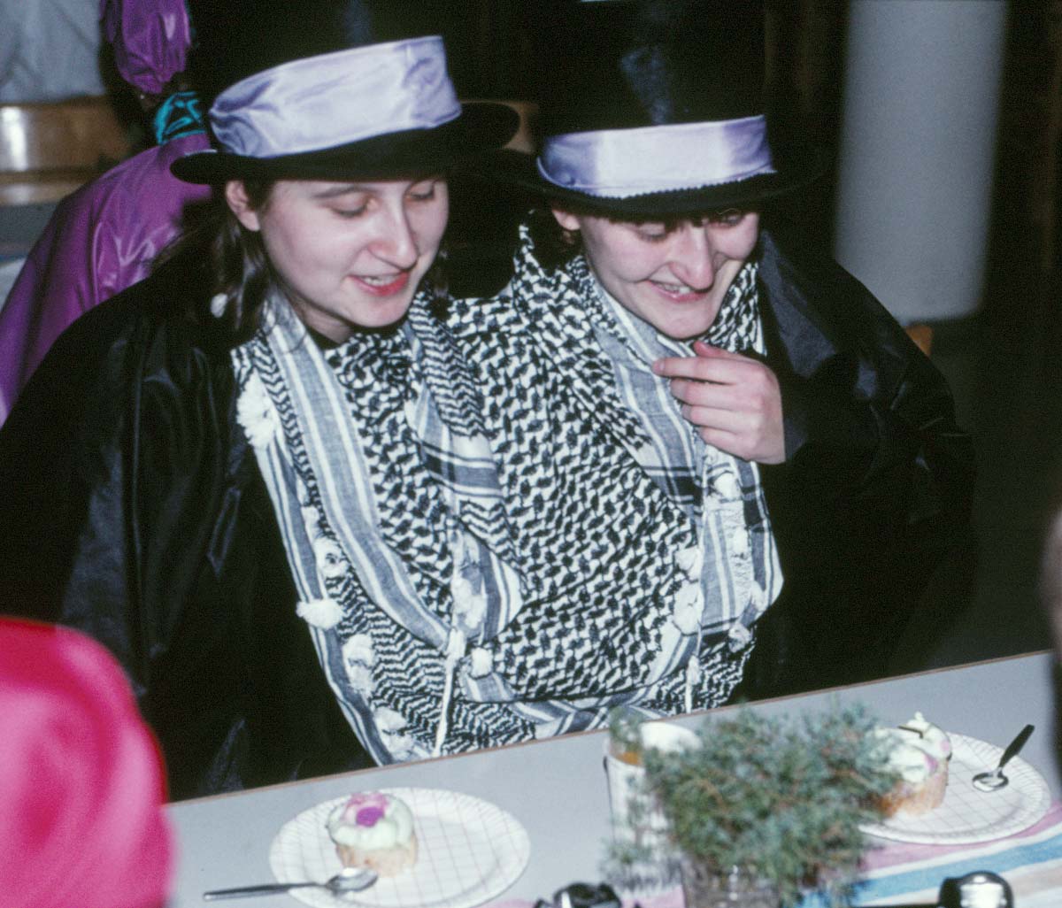 Bild från en maskerad 1982-83 där 2 x M leker siamesiska tvillingar.