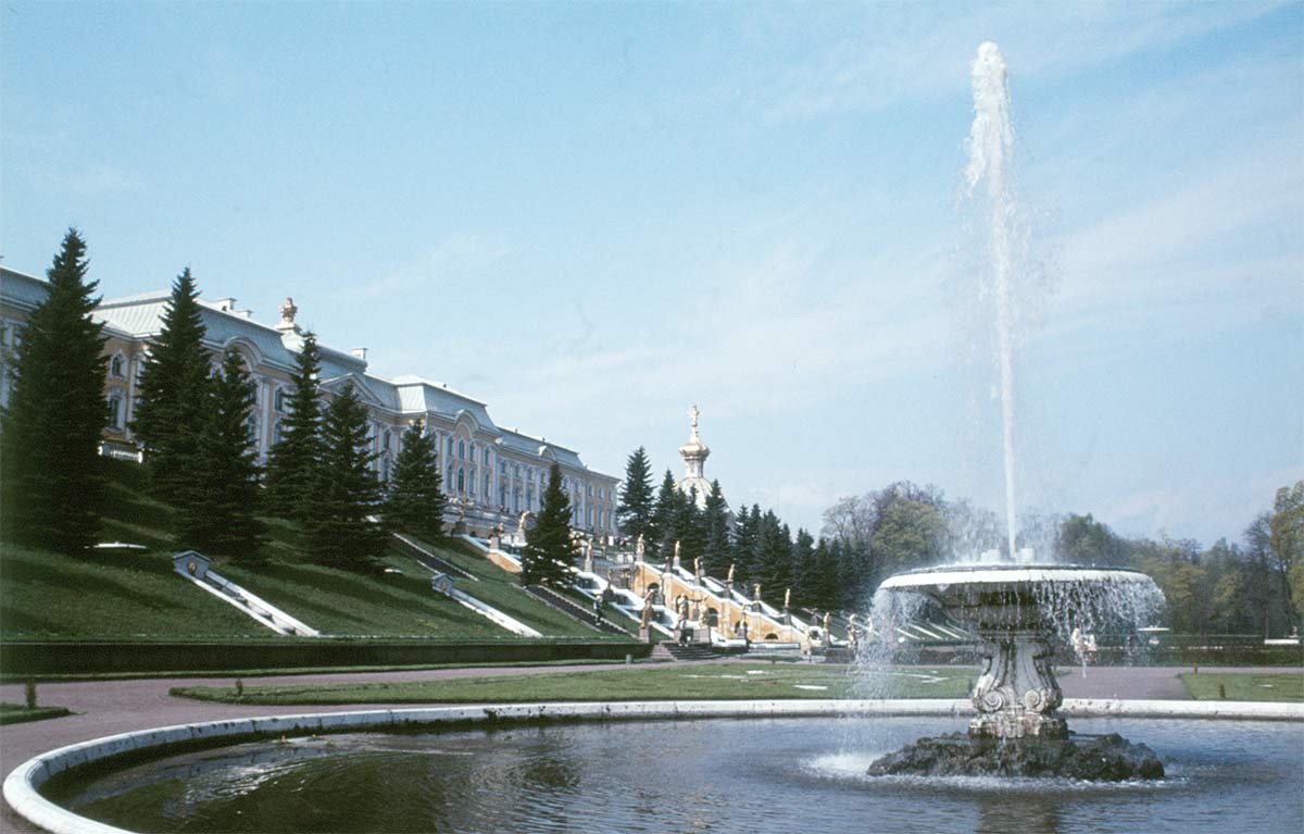 Till de storslagna sevärdheterna utanför Leningrad hör Peterhof, som vi besökte 1983.