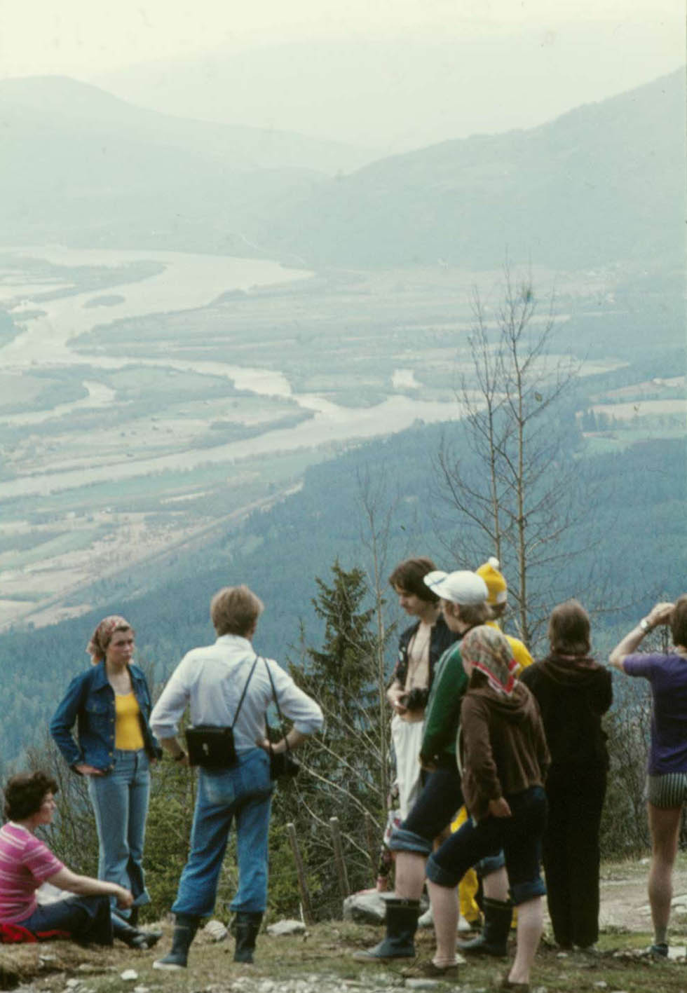 Ungefär halvvägs upp till toppen på bergen ovanför Gudbrandsdalen, där bosättningen slutar.