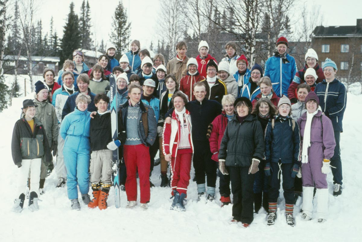 Glada skidresenärer framför Hållands folkhögskola.