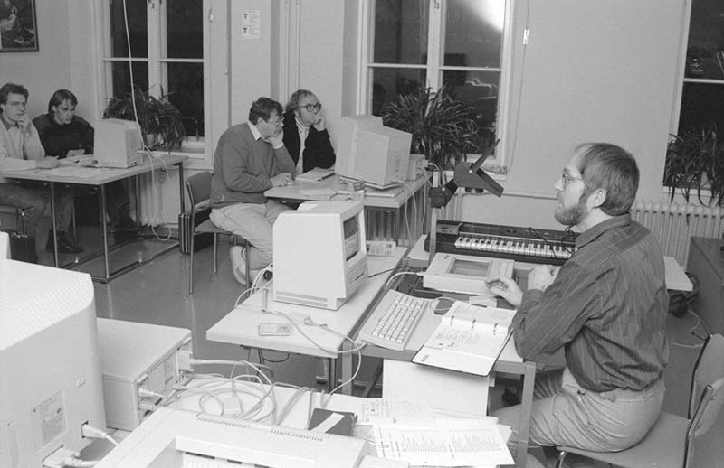 I november 1990 hölls en kurs i datanotskrivning med Göran Stenlund som lärare. Vi hade ingen datasal, utan Mac-datorer lånades ihop där de gick att få.