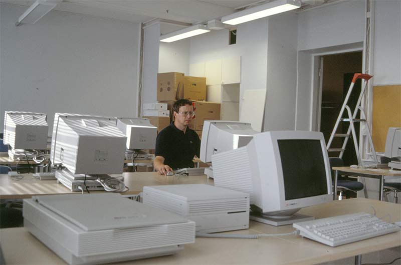 I mitten av augusti 1992 var det bråda tider att installera program i de nya datorerna i Mac-klassen som hade inretts i kursgårdens tredje våning. De flesta datorerna var av typ Mac LC II.